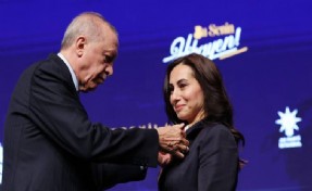 AK Parti'ye katılan Beykoz Belediye Başkanvekili Gürzel'e protesto