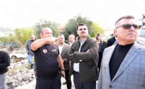 AK Parti’li İnan, Foça’da selden etkilenen bölgelerde incelemelerde bulundu