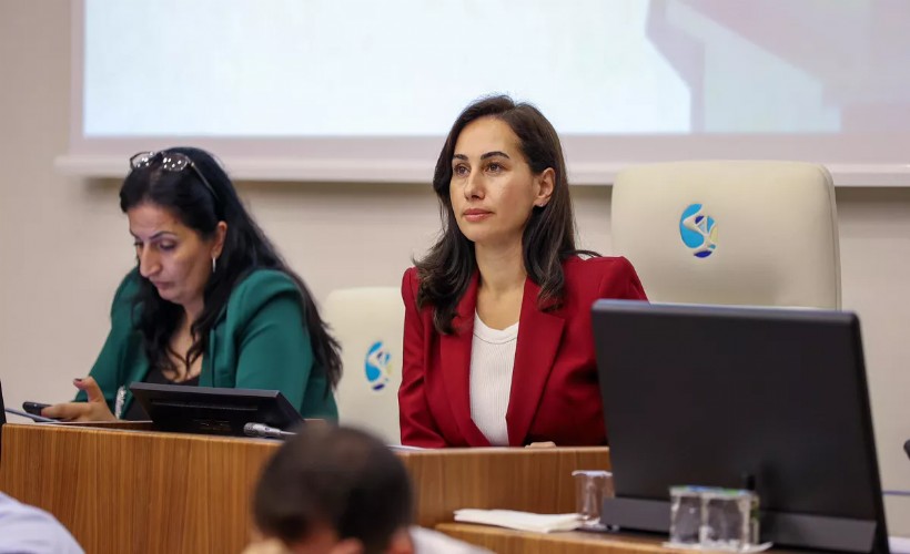 AK Parti’ye geçen Özlem Gürzel'e protesto; CHP’li üye katiplik görevinden istifa etti