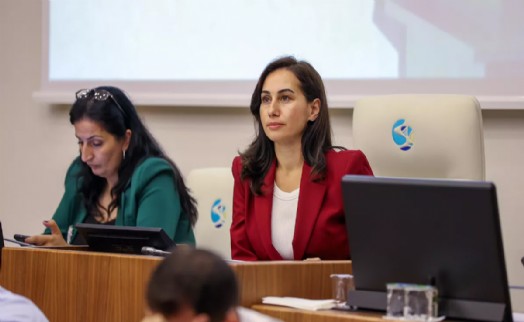 AK Parti’ye geçen Özlem Gürzel'e protesto; CHP’li üye katiplik görevinden istifa etti