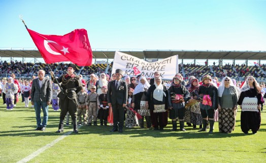 Aliağa Atatürk Stadyumu'nda Cumhuriyet coşkusu: Renkli gösteri maziyi anımsattı