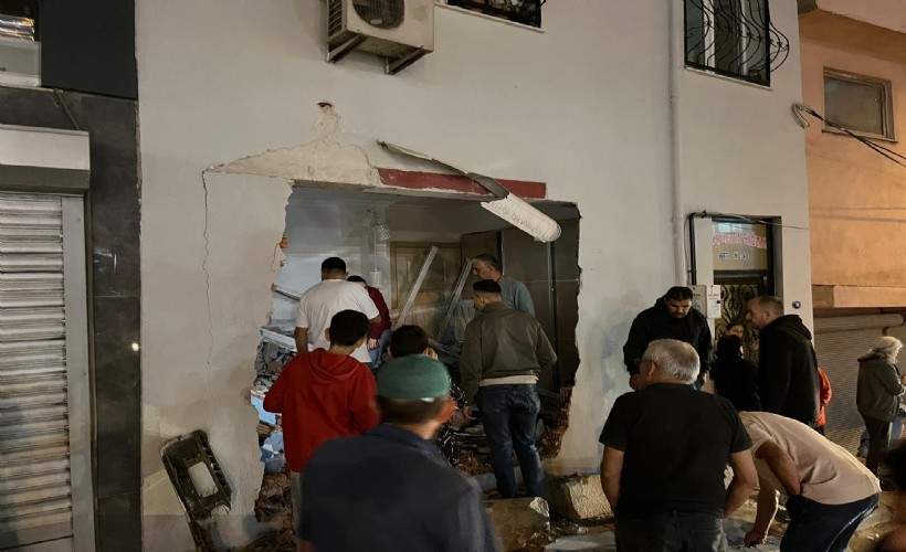 Aynı noktada 3. kaza: Kamyonla evin duvarını yıktı! O anlar kamerada