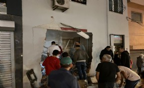 Aynı noktada 3. kaza: Kamyonla evin duvarını yıktı! O anlar kamerada