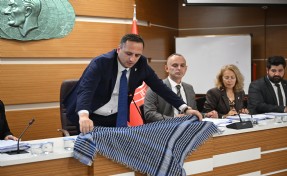 Başkan Eşki'den Filistin'e destek: Meclis kürsüsüne simge poşuyu astı!