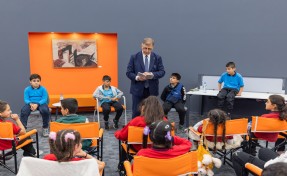 Başkan Tugay okudu, Kadifekaleli çocuklar dinledi