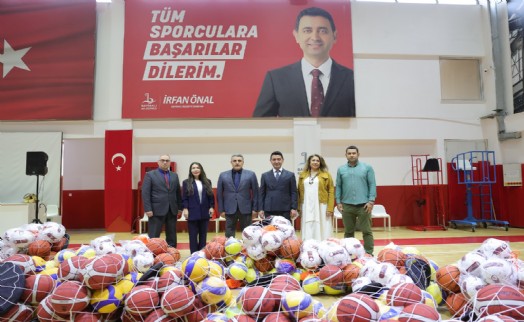 Bayraklı'daki okullara spor malzemesi desteği