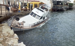 Bodrum'da kuvvetli rüzgar; tekneler karaya oturdu