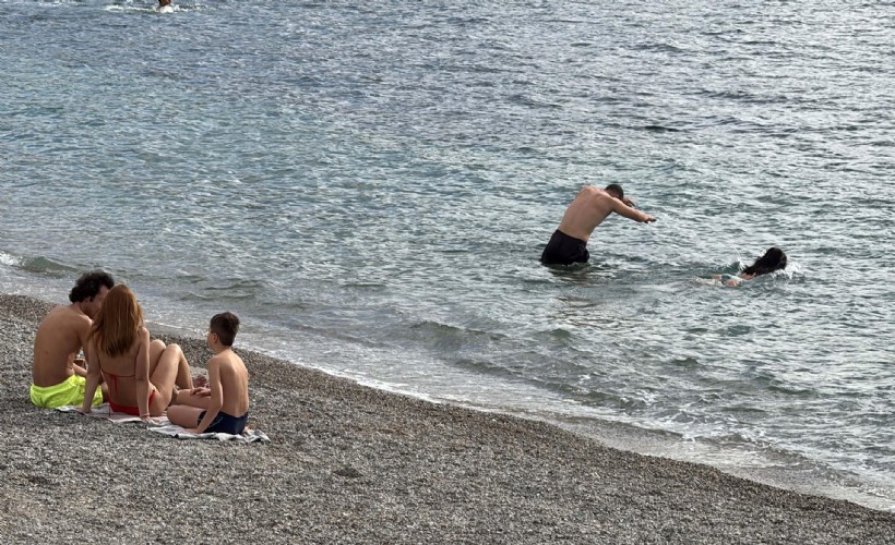 Bodrum'da sağanağa rağmen turistler denize girdi