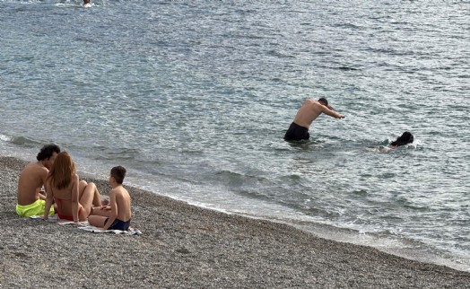 Bodrum'da sağanağa rağmen turistler denize girdi
