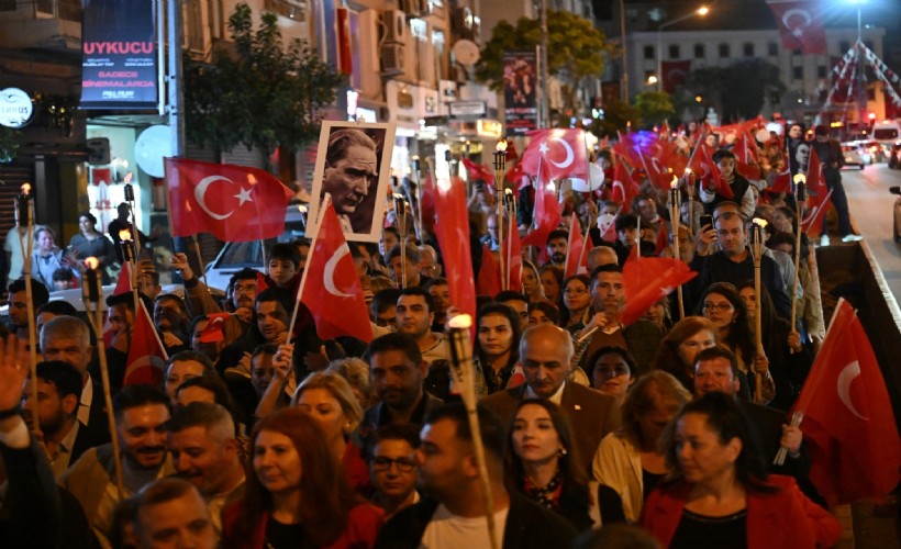 Bornova’da 29 Ekim Coşkusu.. Sevcan Orhan sahne aldı