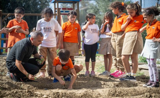 Bornova’da minik eller toprakla buluştu