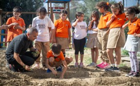 Bornova’da minik eller toprakla buluştu