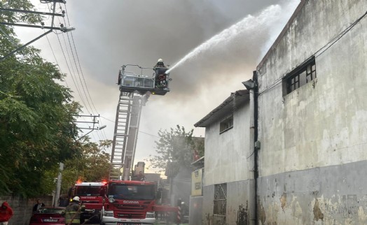 Bornova’daki depo yangınına hızlı müdahale