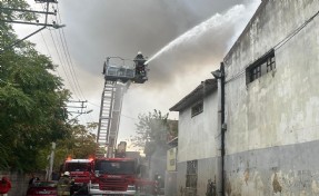 Bornova’daki depo yangınına hızlı müdahale