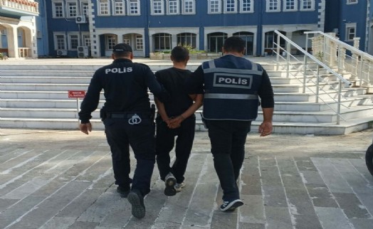 Büfe soydular, kaçamadılar: Yakalanmamak için polise silah doğrulttu!