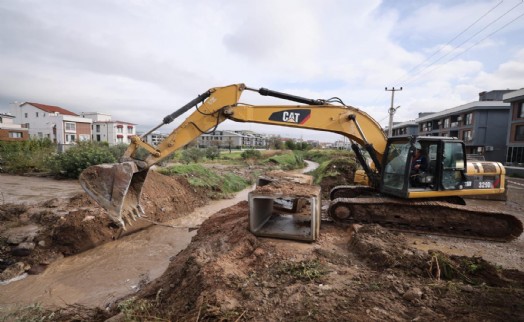 Büyükşehir ekipleri Bergama’da aşırı yağışlarla mücadele ediyor