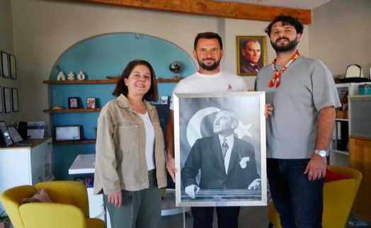 Çeşme Belediyesi’nden Muhtarlar Haftasında anlamlı hediye: Atatürk tablosu