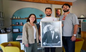 Çeşme Belediyesi’nden Muhtarlar Haftasında anlamlı hediye: Atatürk tablosu