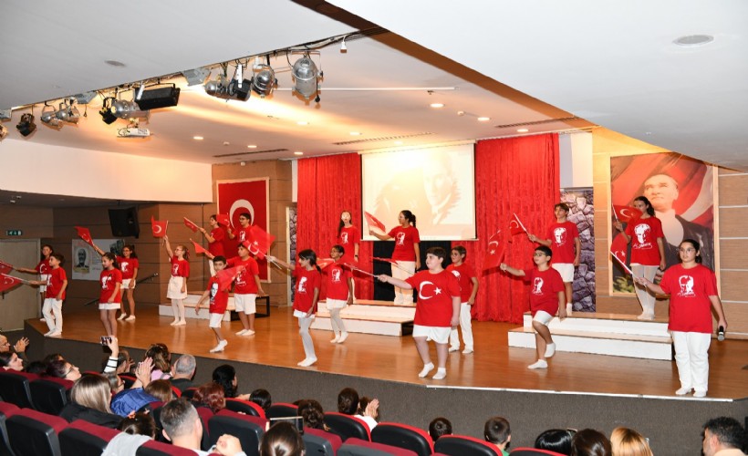 Çiğli Belediyesi Gençlik Tiyatrosu’ndan Cumhuriyet’e adanan gösteri