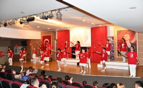 Çiğli Belediyesi Gençlik Tiyatrosu’ndan Cumhuriyet’e adanan gösteri