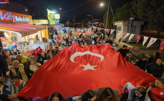 Çiğli’de 'İstiklalden İstikbale Büyük Cumhuriyet Yürüyüşü'ne yoğun katılım