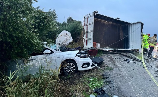 Devrilen kamyonet sürüklenerek karşı şeride geçti; 2 ölü, 3 yaralı