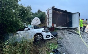 Devrilen kamyonet sürüklenerek karşı şeride geçti; 2 ölü, 3 yaralı