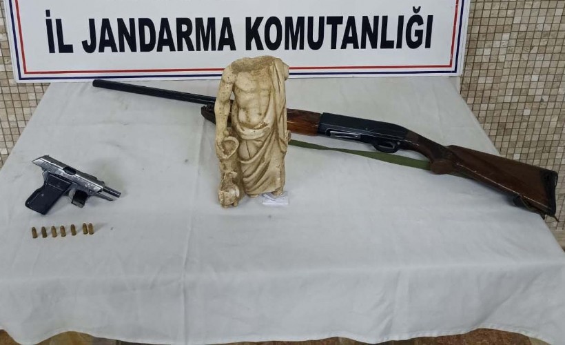 Ev baskınında tıp ve sağlık tanrısı Asklepios heykeli ele geçirildi