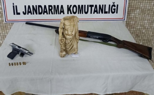 Ev baskınında tıp ve sağlık tanrısı Asklepios heykeli ele geçirildi