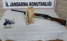 Ev baskınında tıp ve sağlık tanrısı Asklepios heykeli ele geçirildi