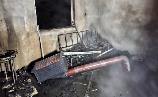 Evin yatak odasında çıkan yangını itfaiye ekipleri söndürdü