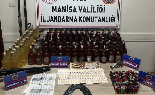 Evinde sahte içki ve ruhsatsız silahlarla yakalanan şüpheliye gözaltı