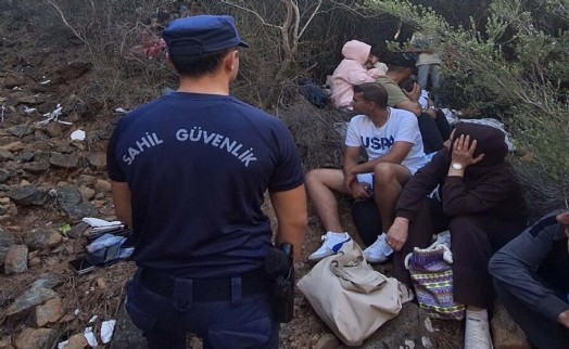 Fethiye'de 59 kaçak göçmen ile 3 organizatör şüphelisi yakalandı