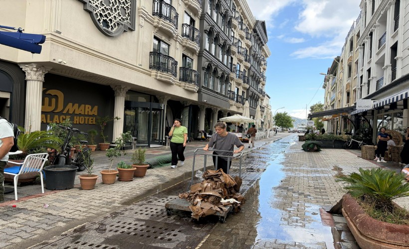Fethiye'de sağanak sonrası sel suları çekildi; temizlik çalışması yapıldı