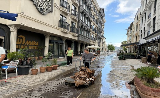 Fethiye'de sağanak sonrası sel suları çekildi; temizlik çalışması yapıldı