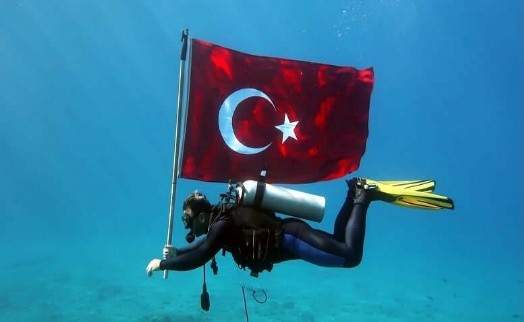 Fethiye’de su altında Cumhuriyet kutlaması