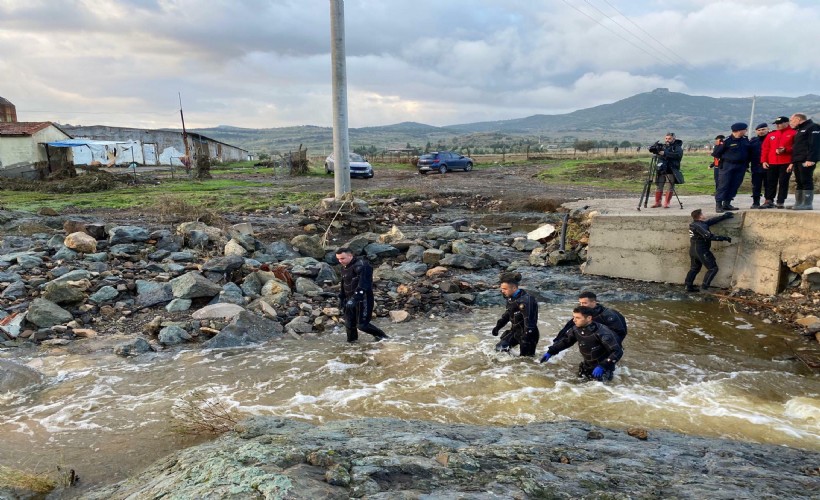 Foça'da sel felaketinde 2. gün: Kayıp kişiden hala haber yok!