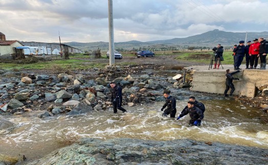 Foça'da sel felaketinde 2. gün: Kayıp kişiden hala haber yok!