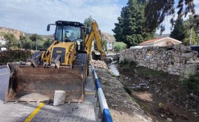 Foça'da selin izleri siliniyor