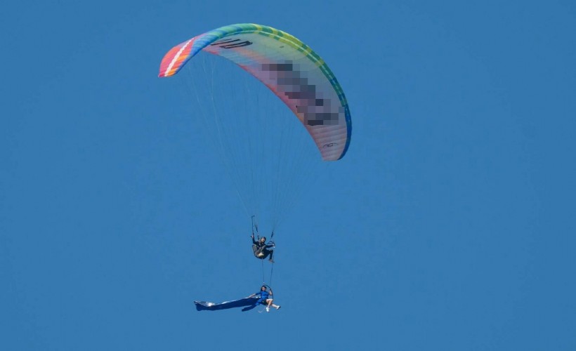 İranlı paraşüt pilotu ve jimnastikçiden Babadağ semalarında akrobatik gösteri