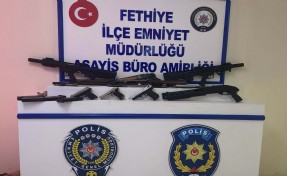 İş yerinin önüne bırakılan çantadan 8 silah ve kesici aletler çıktı