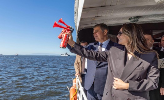 İzmir Körfezi’ndeki yat yarışlarının startını Başkan Tugay verdi