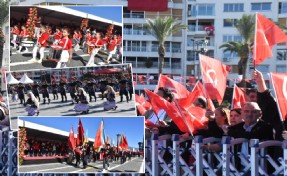 İzmir'de Cumhuriyetin 102. yılı törenle kutlandı