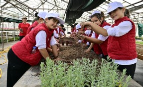 İzmir'de çocuklar tarımı, 'Lider Çocuk Tarım Kampı'nda öğrendi