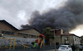 İzmir'de depo yangını!