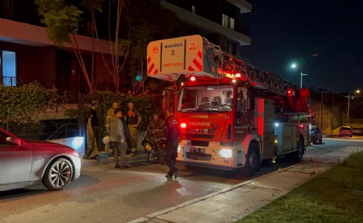 İzmir'de evdeki yangında mahsur kaldılar!
