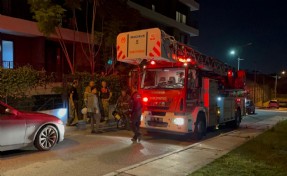 İzmir'de evdeki yangında mahsur kaldılar!