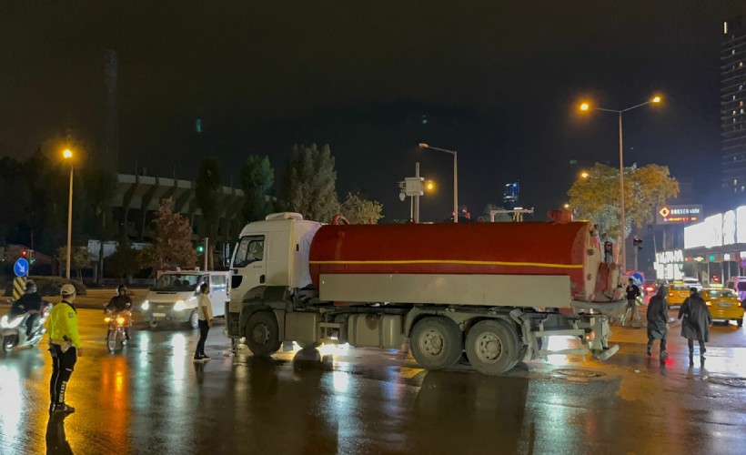 İzmir'de feci kaza; Motosiklet sürücüsü olay yerinde can verdi!