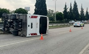 İzmir'de midibüs devrildi: 5 kişi yaralandı!
