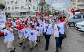 İzmir'de öğrencilerden '102'nci Yıl Cumhuriyet Yürüyüşü'